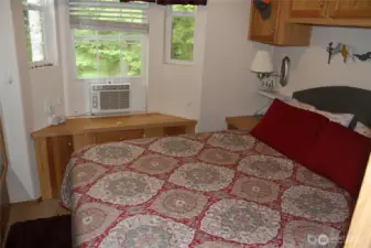 Final view of the bedroom.