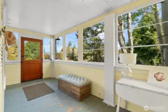 Irresistibly sunny mud room entry