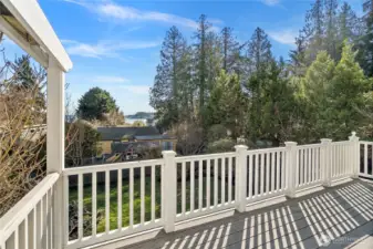 Take delight in this gorgeous view of Apple cove.