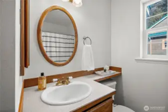 Full primary en-suite bathroom.