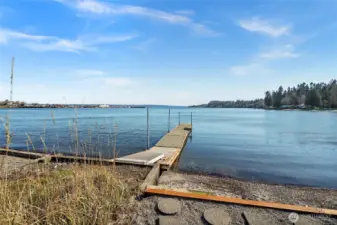 With beach access included in the property, venture down to your local Applecove!