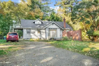 House with plenty of parking