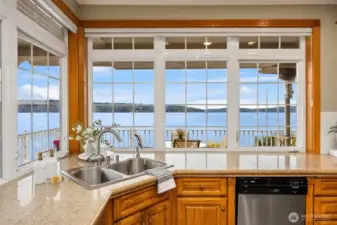 What a wonderful spot to prepare meals!