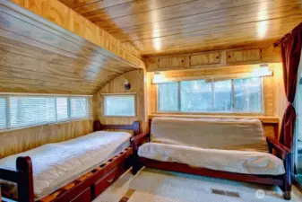 Living and extra sleeping space