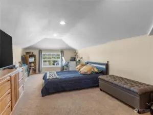 Bonus room or large bedroom above garage