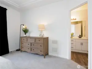 Connected private ensuite.