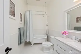 Full Bathroom 2