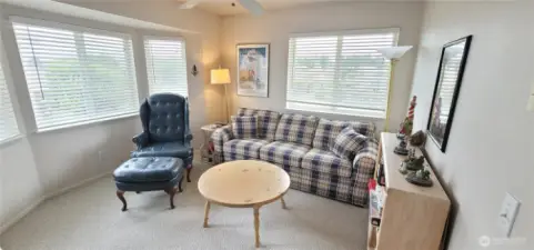 Bonus room/den leads to primary bedroom