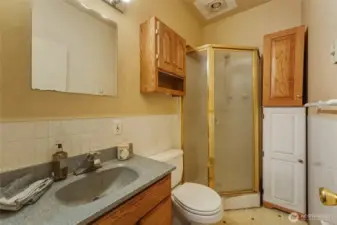 Bathroom #1 - Main Floor