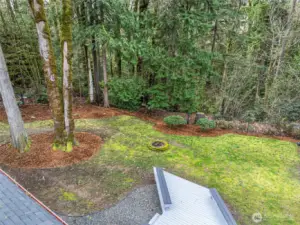 Cozy back yard W/ Fire pit and back deck
