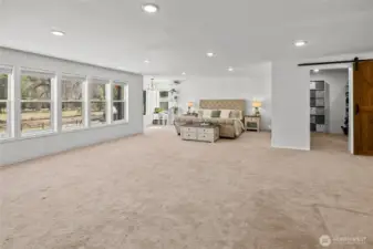 Spacious primary bedroom!