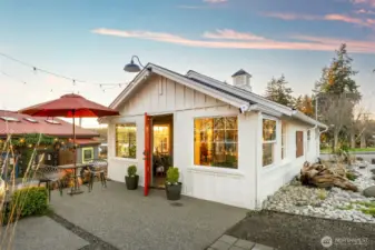 Nestled on beautifully landscaped parcels amongst all the charming shops, restaurants, and amenities of the seaside village of Kingston.