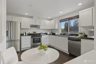 This nicely updated kitchen will please any chef!