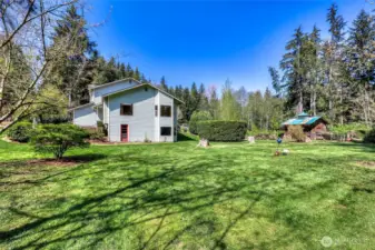 Large eastern side yard