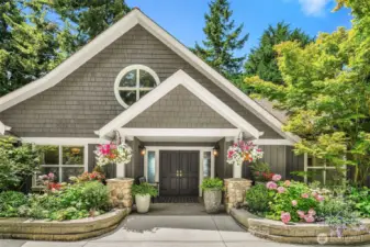 Welcome home! An impressive but cozy and cheerful entryway.