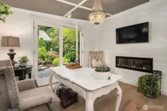 The chic detached office, also with electric fireplace and TV.