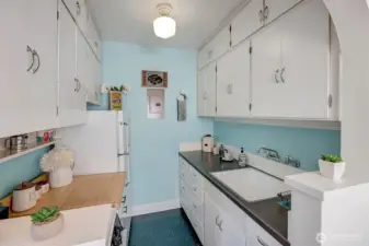 ~lots of cupboards for storage