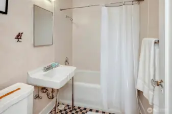 ~bathroom with full size tub/shower