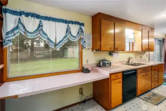 Extra counter for office work or projects.