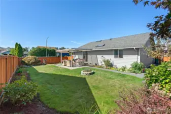 Dog run potential on side of house.