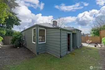 Nice sized shed for more storage!