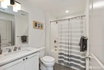Upstairs full bathroom.
