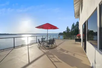 736 ft of Private Beach on Case Inlet