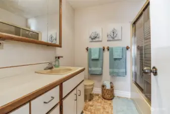 Upstairs guest bath