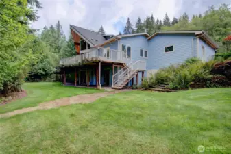 Level lot perfect for yard games.