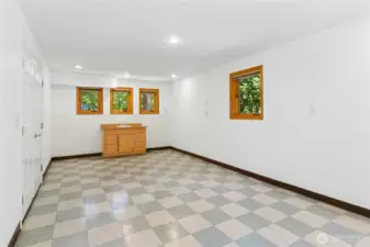 Bonus room on opposite side of garage bays.  Home Gym? Craft Room? Dance Studio?