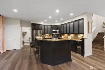 Bartop seating at the island, great for entertaining!