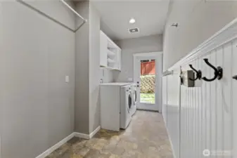 Nice mud/laundry room with ample space.