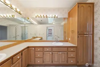 Primary bath w/ lots of storage