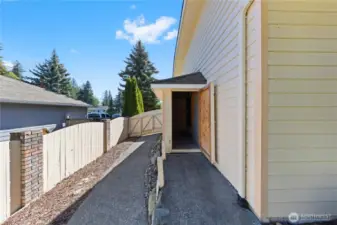 Additional side door to store your garden equipment