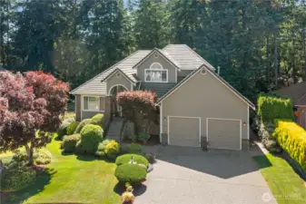 Welcome to this beautifully maintained home in Braebyrn, nestled on a spacious ¼-acre cul-de-sac lot. Enjoy lush, mature landscaping and charming details throughout this inviting property.