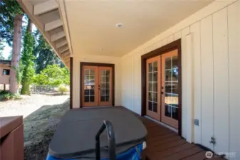 Back Deck W/ Hot Tub Access To Primary Bedroom & Living Room