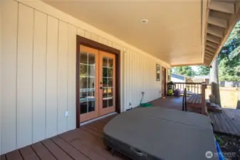 Back Deck W/ Hot Tub Access To Living Room & Kitchen