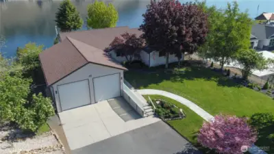 Waterfront Luxury on Lake Roosevelt