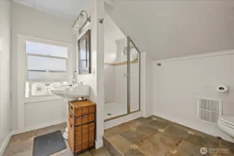 Primary en-suite bathroom