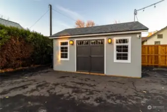 Outdoor storage shed