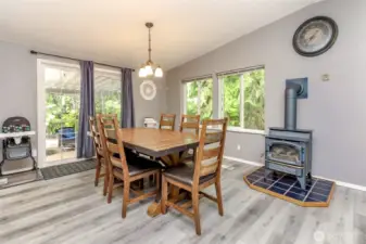 Full dining room with room for large dinner parties