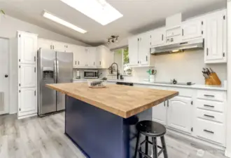 Perfect kitchen for holiday entertaining and preparing large meals for the whole crowd!