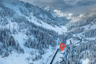 Aerial view highlighting the studio’s prime location—less than a 10-minute walk to Alpental Lodge, offering quick and easy access to lifts, dining, and après-ski.