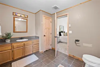 Primary 1/2 ensuite bath