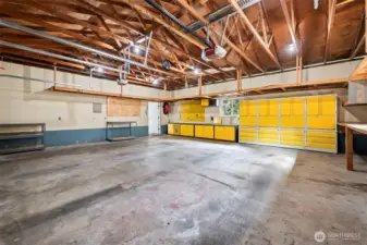 Attached 780 sqft 2-car garage