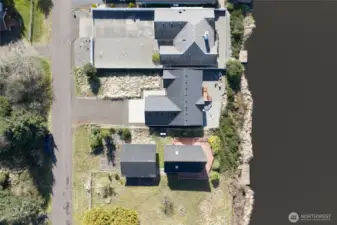 Everything is move-in ready for your canal life. Bring your toys and relax