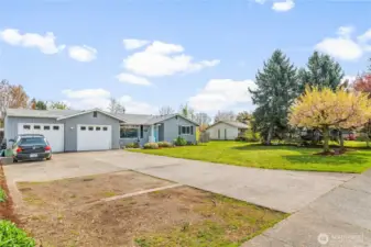 Spacious driveway with lots of parking