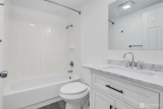 Full bath (Guest)