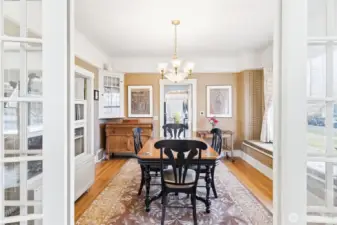 Folding french doors into the dining room