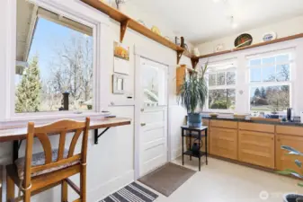 Eating nook in the mud room